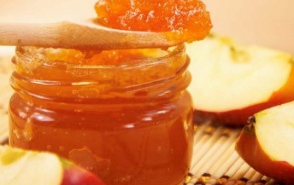 Jättäminen omenien kanssa sitruunalla ja oranssilla monivärisellä