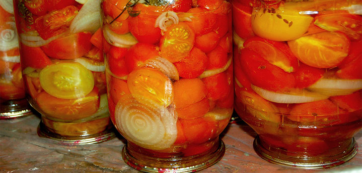 Tomaattisalaattia talvella