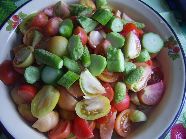 Tomaattisalaattia talvella