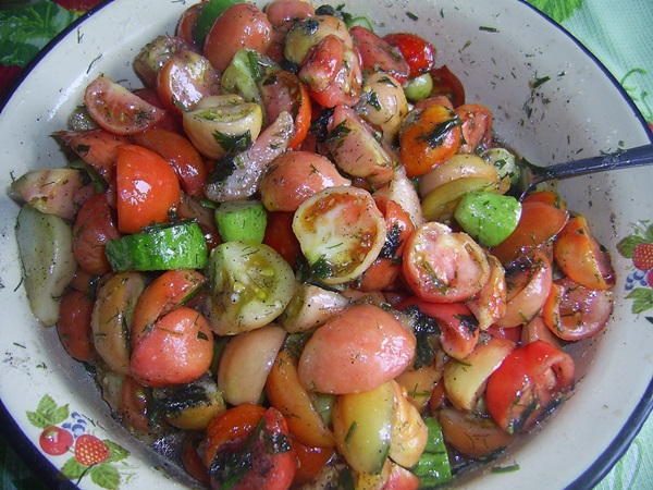 Tomaattisalaattia talvella
