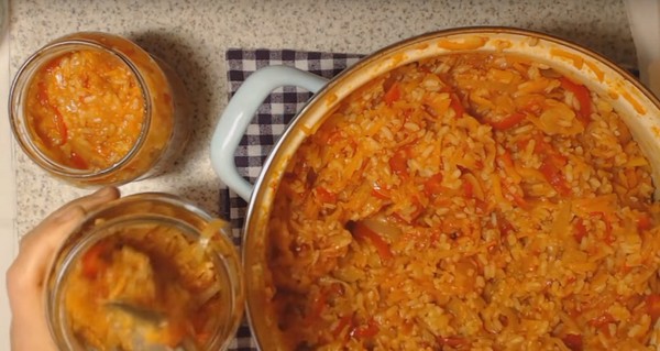 Salaatti riisin ja vihannesten kanssa talvella. Reseptit salaattia varten talvella riisin ja tomaattien, kesäkurpitsa, porkkanat