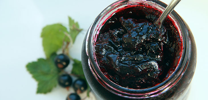 Sokerin sokeria talvella ilman kypsentämistä, Pyatiminutka, jäädytetty. Currant-resepti, raastettu sokerilla talvella (ilman jääkaapelia)