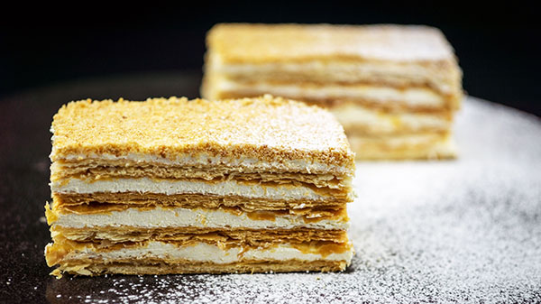 Cake "Napoleon", reseptejä kotona: klassinen (Neuvostoliitto), vaniljakastike, kondensoituneella maidolla,