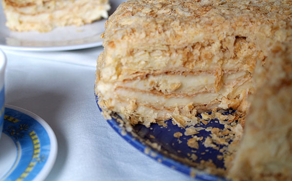 Cake "Napoleon", reseptejä kotona: klassinen (Neuvostoliitto), vaniljakastike, kondensoituneella maidolla,