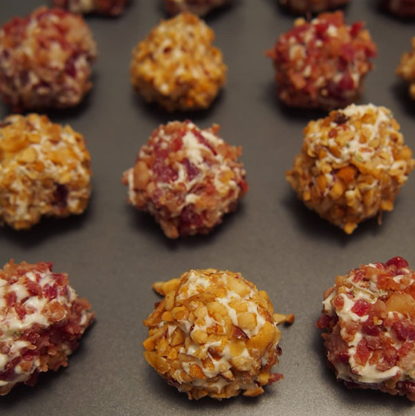 Snacks uuden vuoden 2017 Rooster - valmistelemme uusia herkullisia ja mielenkiintoisia reseptejä yksinkertaisiin kylmää ja kuumaa uuttavuotta välipaloja varten