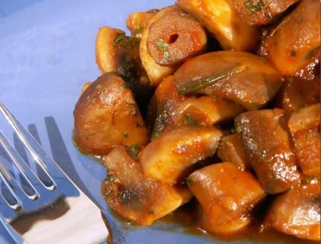 Paistetut valkoiset sienet eri ruokia