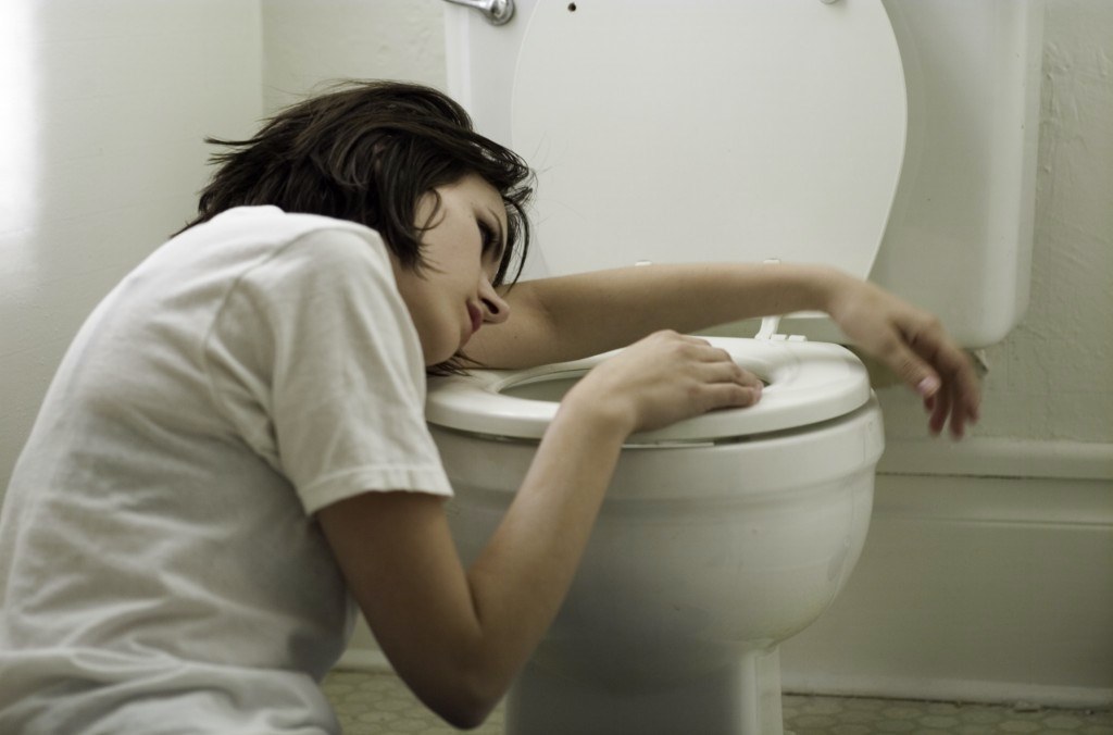 nainen lähellä wc: tä