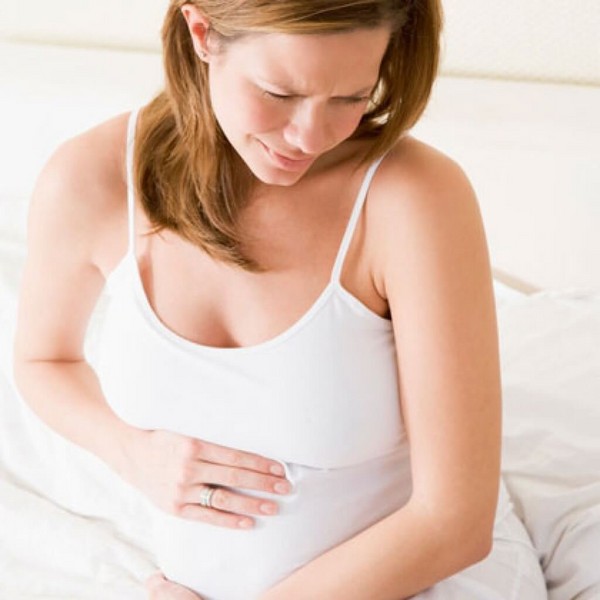 Se vetää alemman vatsan: miksi se vetää vatsan alas kuukautiskierron aikana ja raskauden aikana